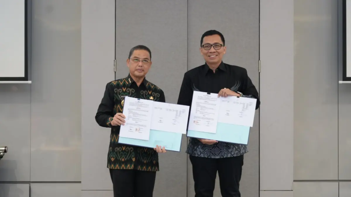 Gubernur Kalimantan Barat, Ria Norsan dan Kepala Kantor Wilayah Kalimantan BPJS Ketenagakerjaan, Ady Hendratta memegang nota kesepakatan yang sudah ditandatangani antara Pemerintah Provinsi Kalimantan Barat dan BPJS Ketenagakerjaan (ADPIM PEMPROV KALBAR)