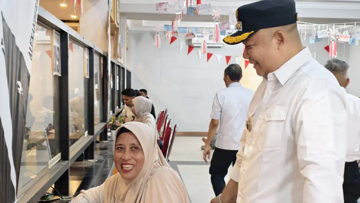 Bupati Ketapang, Alexander Wilyo, berbincang dengan salah satu warga yang sedang mengurus dokumen kependudukan di Disdukcapil Ketapang, Rabu (29/4). (ISTIMEWA)