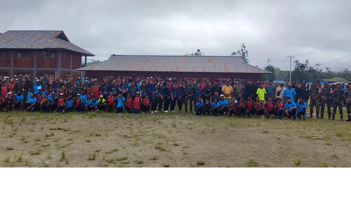 Foto Bersama Pelajar SMPN 1 Oksibil saat mengikuti sosialisasi bahaya PEKAT oleh Satgas Yon Parako 466 Pasgat bersama TNI–Polri dan Pemda.