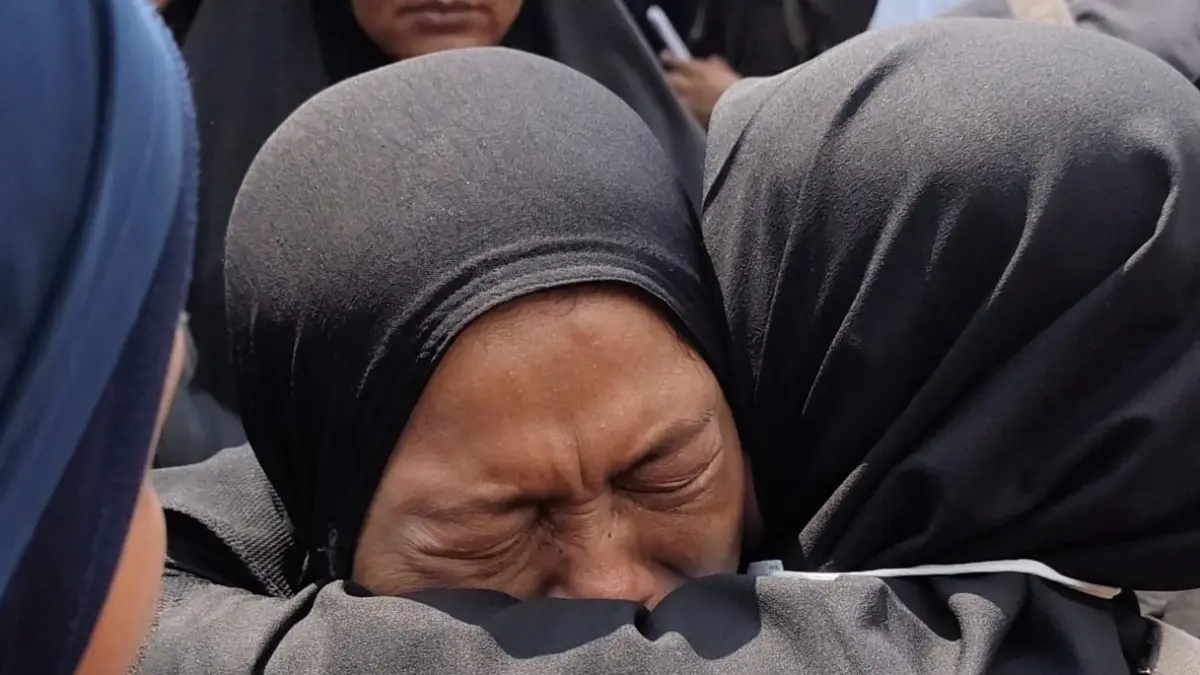 Isak tangis Suryani, ibuna Arinjani Novitasari, salah seorang korban meninggal tragedi tabrakan kereta di Bekasi, Rabu (29/04/2026). (JAWA POS)