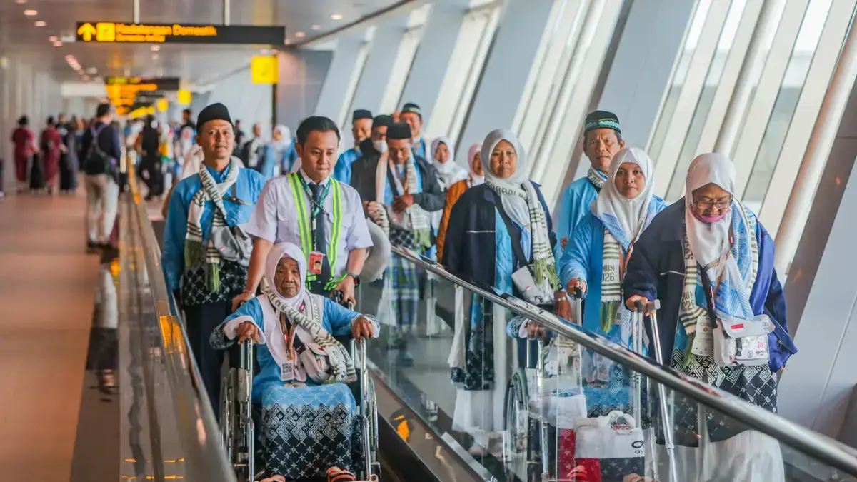 Jamaah calon haji antre melapor diri di Makkah Route Terminal 1 Bandara Internasional Juanda Surabaya, Jawa Timur, Rabu (22/4/2026). (JAWA POS)