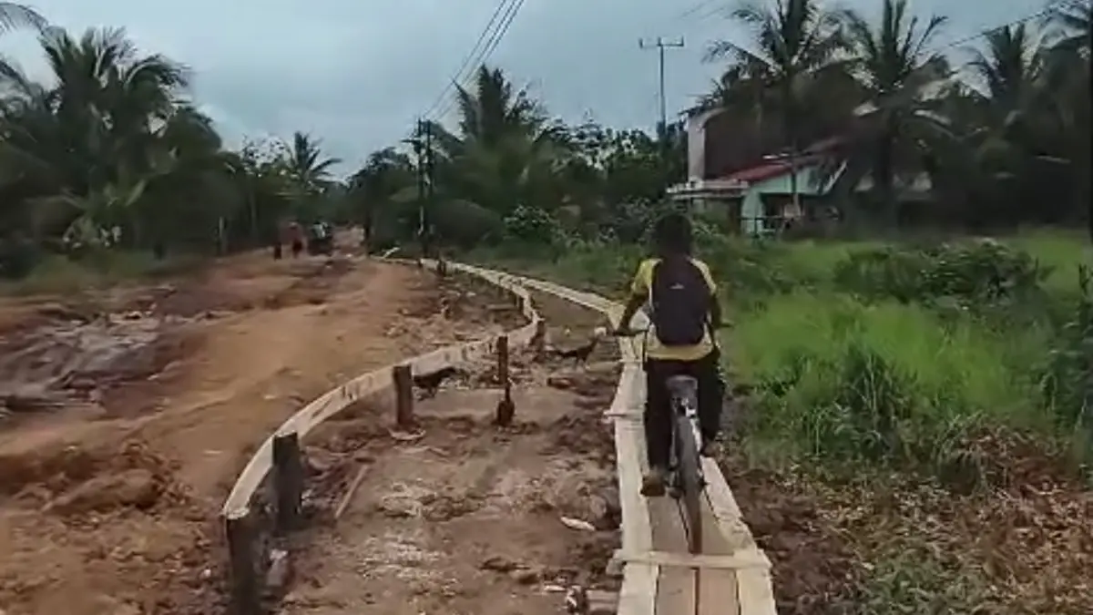 Kondisi di TR 21,RT 14, Dusun Sidoharjo, Desa Banyu Abang, Kecamatan Teluk Batang, Kabupaten Kayong Utara. Warga membuat jembatan kayu agar bisa diakses. (ISTIMEWA)