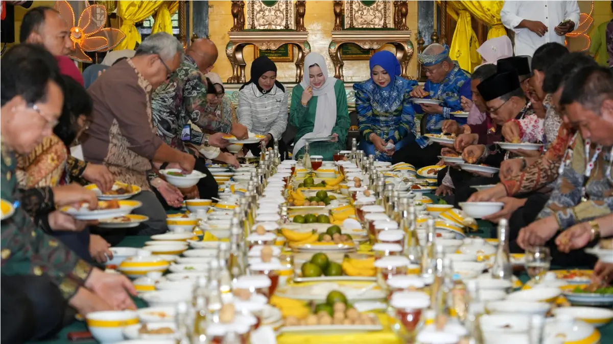 Makan Saprahan Bersama di Keraton Kadriah Pontianak, pada rangkaian Acara Saprahan Khatulistiwa tahun 2025. Pada tahun ini, panitia menyiapkan 12.000 porsi lontong khas Sukadana disiapkan untuk memecahkan rekor MURI. (DOK ADPIM PEMPROV KALBAR)