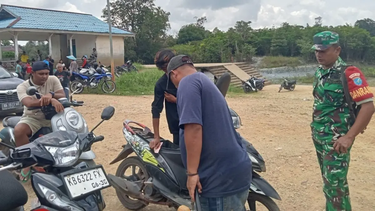 Pj Danramil 1206-03/Batang Lupar saat turun langsung ke SPBU Barang Lupar memastikan penyaluran BBM subsidi berjalan lancar. (ISTIMEWA)