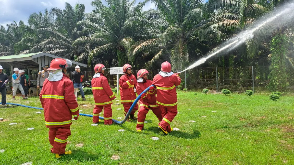Polsek Ngabang menggelar simulasi pemadaman api di PT IPM pada Rabu (29/4). (DOK POLSEK NGABANG)