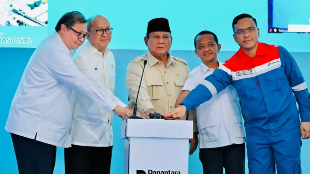 Presiden Prabowo Subianto meresmikan groundbreaking proyek hilirisasi tahap kedua senilai Rp116 triliun di Cilacap, Jawa Tengah, Rabu (29/04/2026).  ( BPMI Setpres/Laily Rachev)