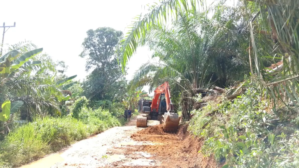 Proses pelebaran jalan yang menghubungkan Desa Semayang menuju Desa Persiapan Tanak, Kabupaten Sanggau oleh Satgas TMMD Kodim Sanggau beberapa waktu lalu. (DOK KODIM SANGGAU)