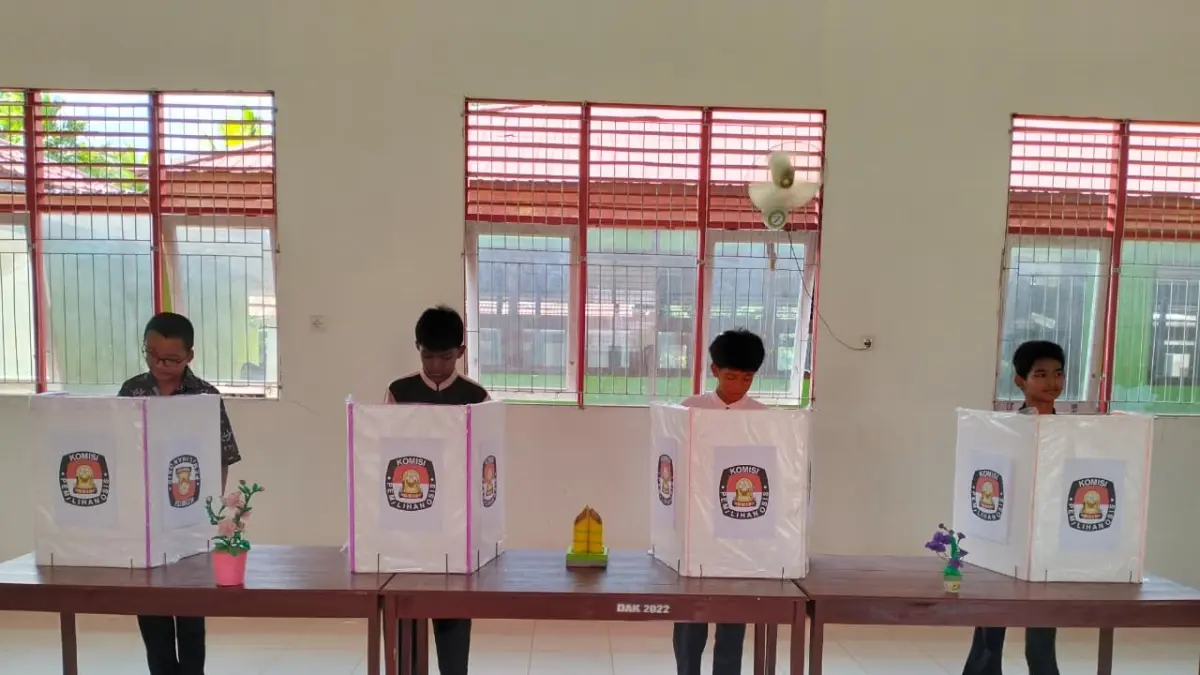 Suasana sejumlah murid memberikan suara di bilik suara saat pemilihan Ketua OSIS SMPN 1 Tebas. (ISTIMEWA)