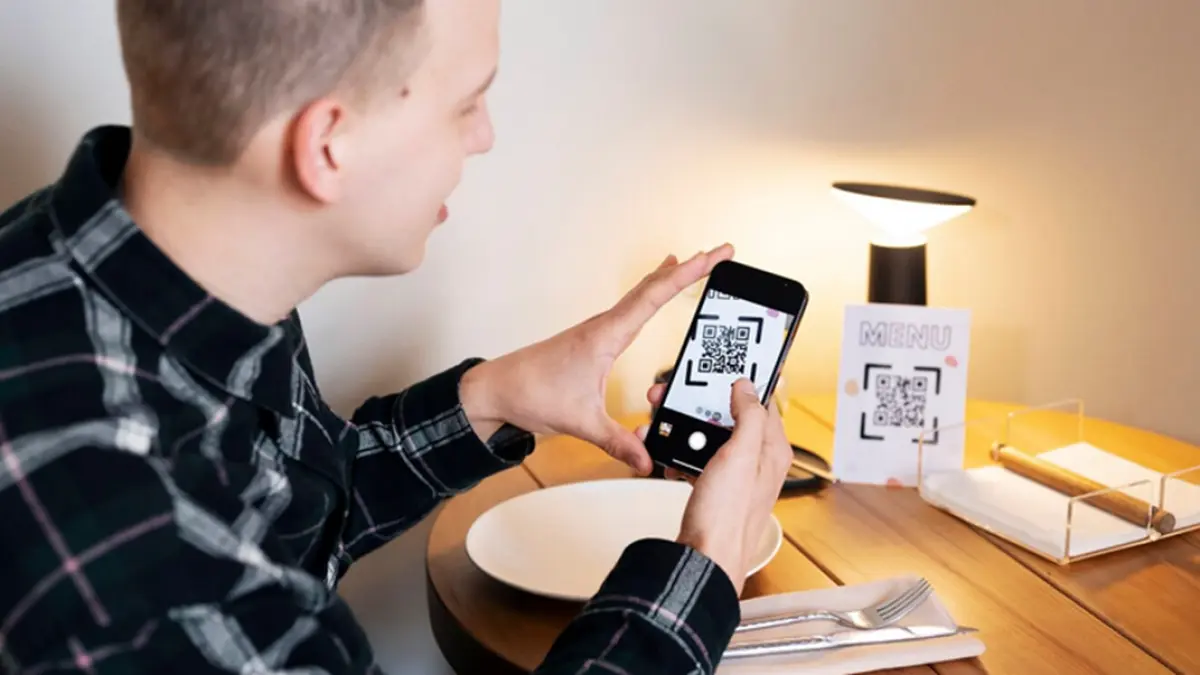 Tampilan fitur Visual Intelligence pada kamera iPhone yang akan diperbarui di iOS 27. (FREEPIK/@freepik)