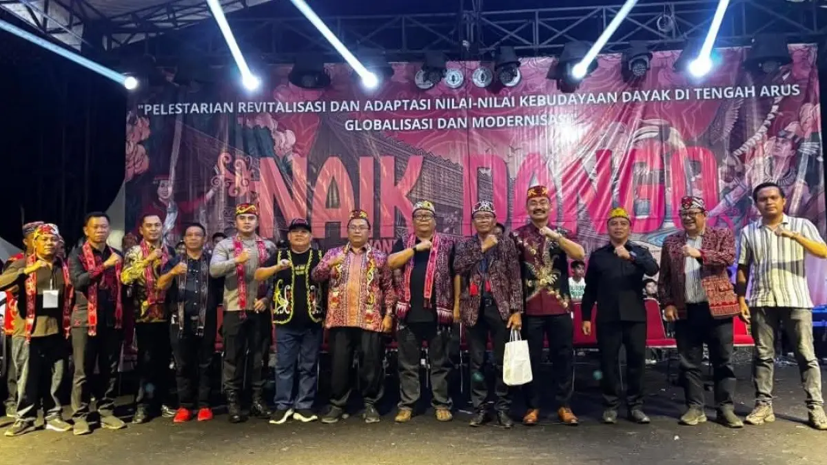 Wakil Bupati Kubu Raya, Sukiryanto menutup secara resmi rangkaian ritual budaya Naik Dango ke-41 di Rumah Adat Dayak Kanayatn, Desa Lingga, Kecamatan Sungai Ambawang, Selasa (28/4) malam. (Prokopim Kubu Raya)