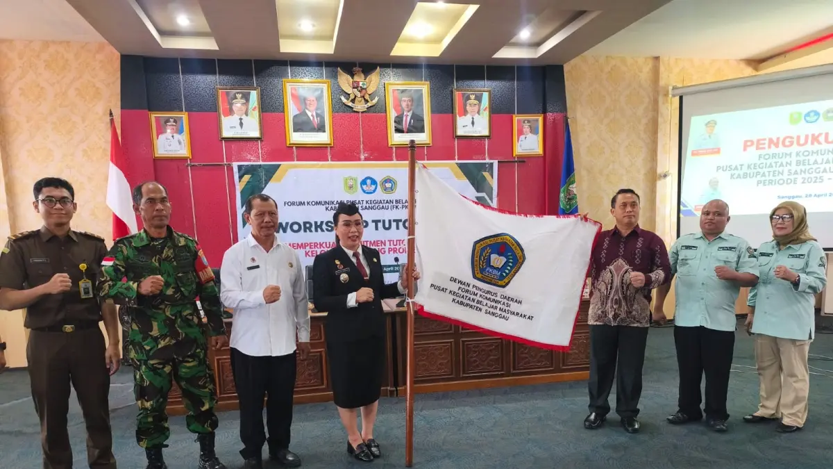 Wakil Bupati Sanggau Susana Herpena bersama Ketua FK PKBM Mahathir Muhammad di Aula Babai Cingai Kantor Bupati Sanggau, Rabu (29/04/2026).