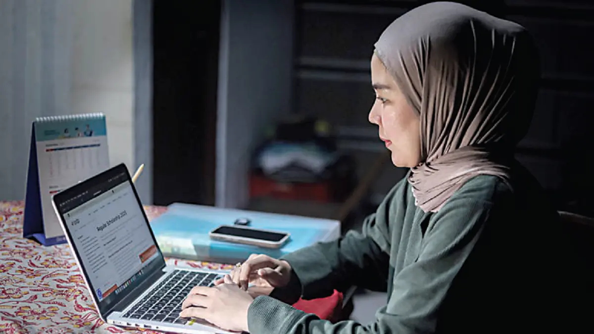 Ilustrasi calon mahasiswa membuka laman salah satu kampus untuk program pascasarjana (DOK JAWAPOS)