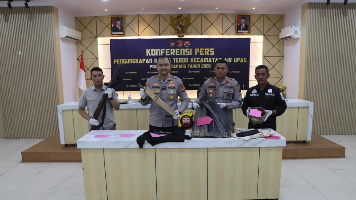 KONFERENSI PERS : Kapolres Ketapang, AKBP M. Harris, menunjukkan sejumlah barang bukti dalam kasus teror di Air Upas, Kamis (30/4).