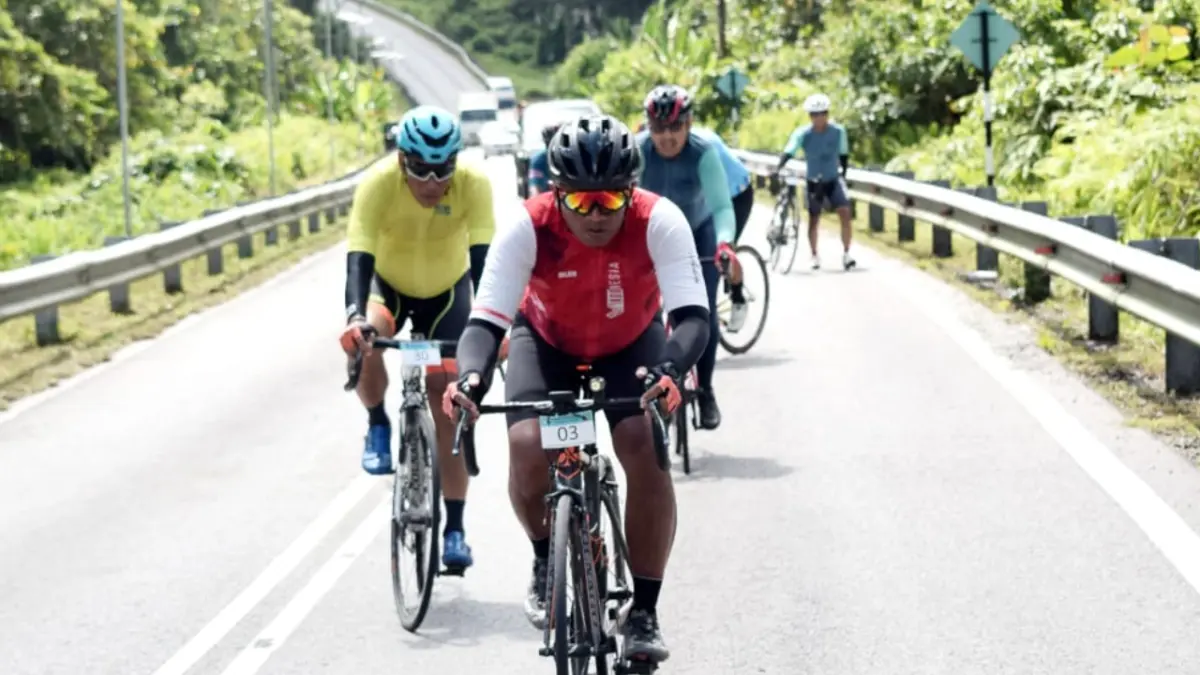 Rizky saat menjajal tanjakan Bukit Tebakang, Serian yang legendaris. (ISTIMEWA)