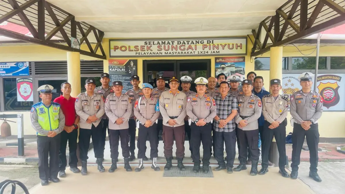 AKP Bambang (lima dari kanan) diabadikan bersama rekan-rekannya di Polsek Sungai Pinyuh, usai acara perpisahan.