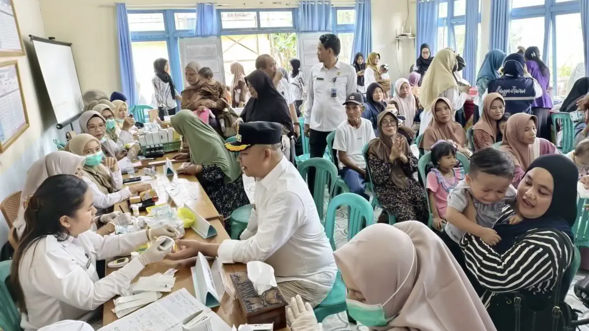 Bupati Ketapang, Alexander Wilyo, ikut melakukan cek kesehatan pada peringatan Hari Posyandu Nasional 2026 di Desa Baru, Kecamatan Benua Kayong, Rabu (29/4). (ISTIMEWA)
