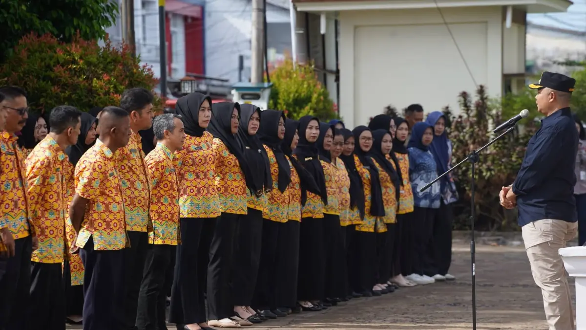 Bupati Ketapang, Alexander Wilyo, memberikan arahan saat memimpin apel di Dinas Pendidikan Ketapang, Kamis (30/4). (ISTIMEWA)
