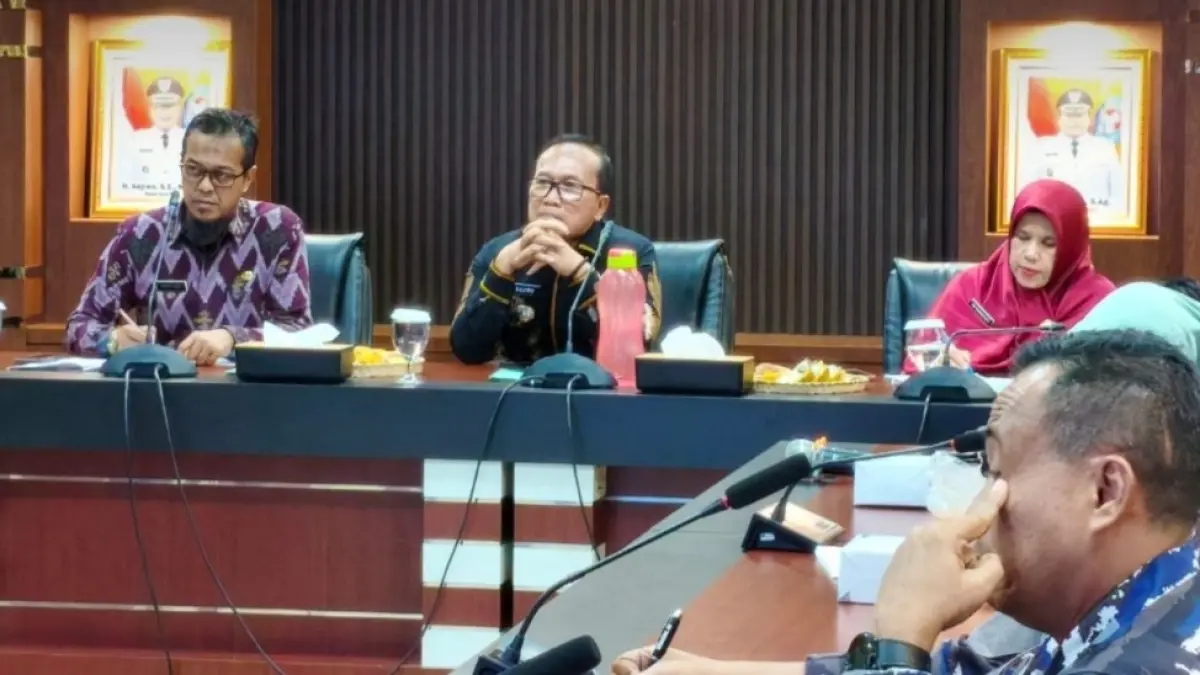 Bupati Kubu Raya Sujiwo memimpin rapat koordinasi penerbitan pembelian BBM subsidi sektor perikanan di Ruang Pamong Praja I Kantor Bupati Kubu Raya, Kamis (30/4). (PROKOPIM Kubu Raya)