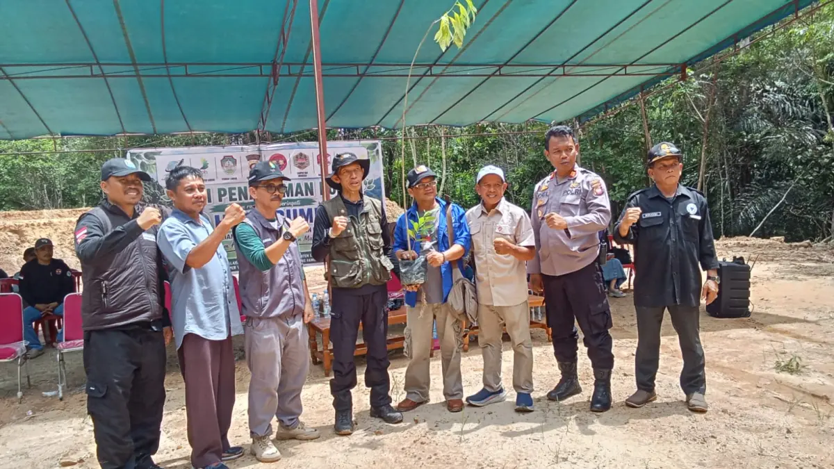 Ikatan Wartawan Online Landak (IWO-L) bersama berbagai elemen lintas sektoral menggelar aksi penanaman pohon di Riam Setegung Landak pada Sabtu (2/5). (ISTIMEWA)