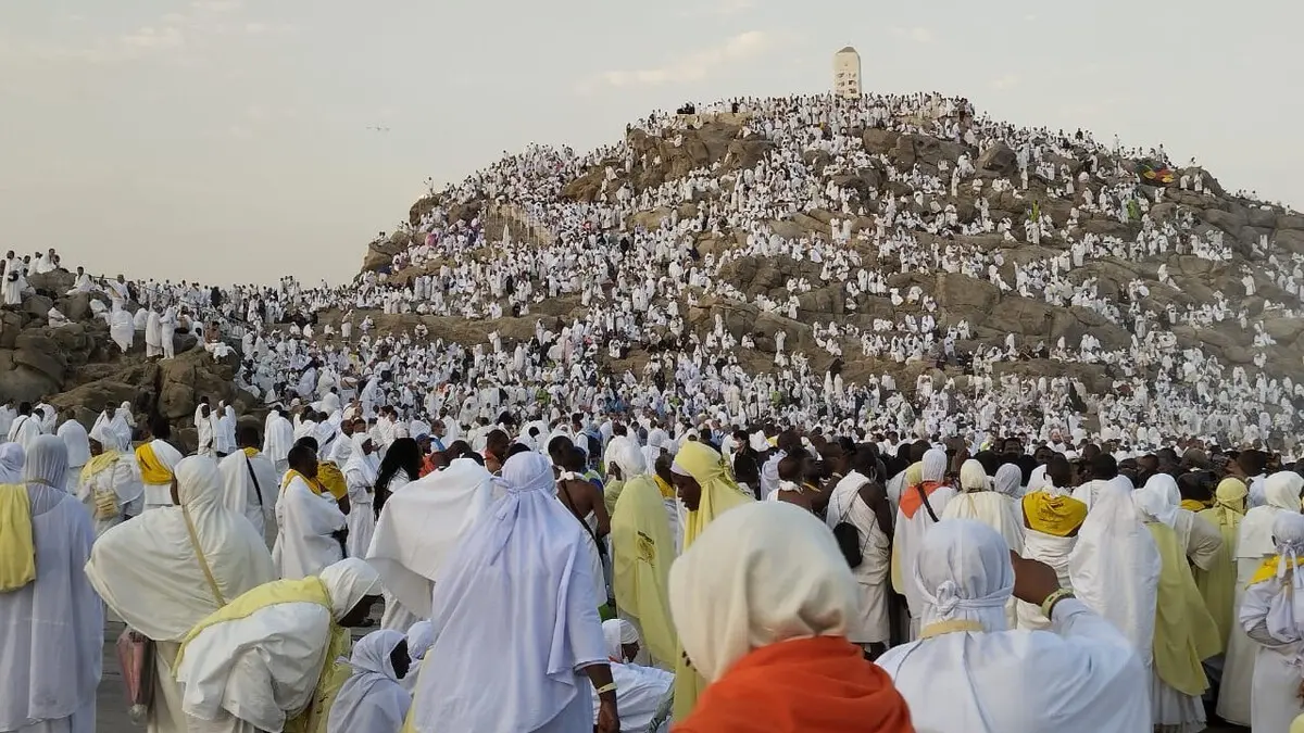 Ilustrasi para jemaah haji dari seluruh dunia memadati semua sudut Jabal Rahmah jelang pelaksanaan wukuf di padang Arafah. (DOK JAWA POS)
