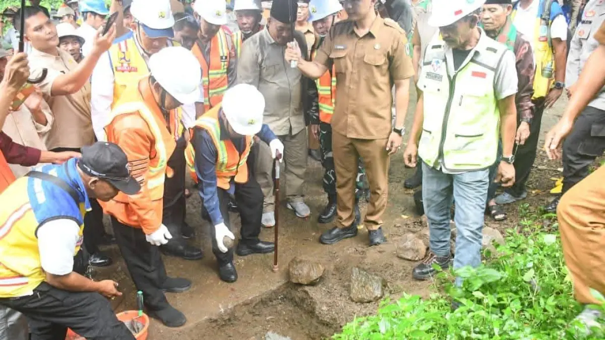 Jembatan gantung DAM Santong kini menjadi akses utama warga menyeberangi sungai. (Lombok Post)