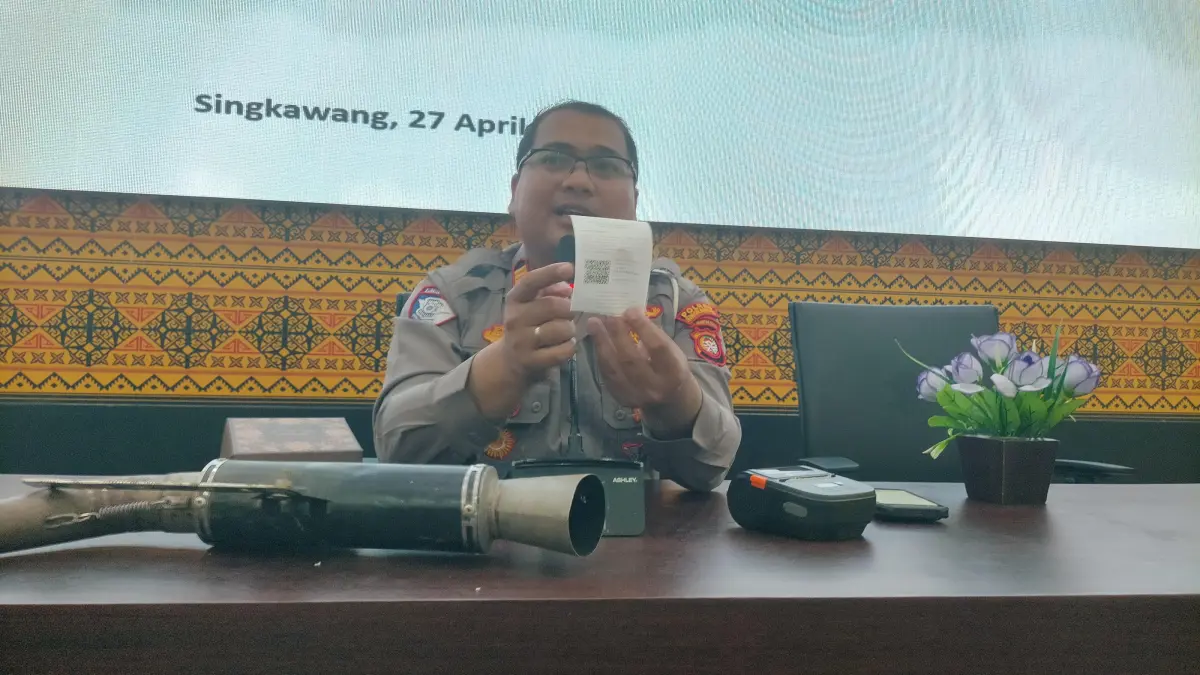 Kasat Lantas menjelaskan penggunaan alat yang dipakai untuk tilang elektronik.