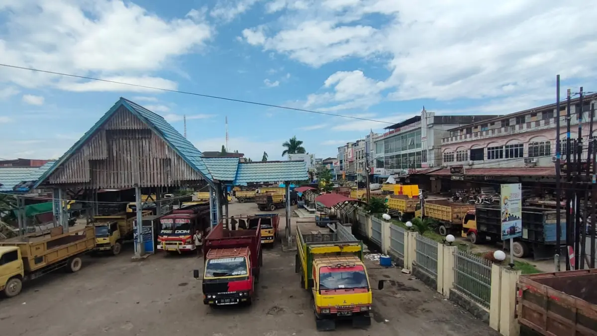 Kondisi terminal Sungai Pinyuh Kamis (30/4) terlihat penuh dengan truk pengantre solar SPBU