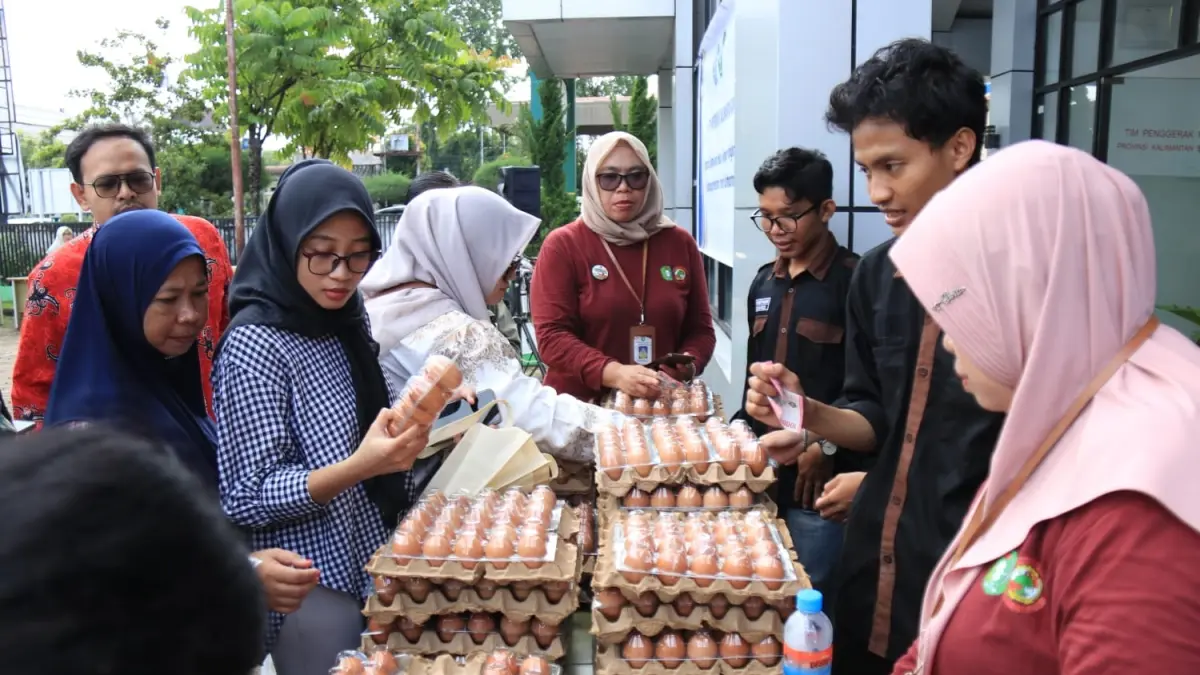 Masyarakat membeli bahan pokok dalam bazar yang digelar PKK bersama Dinas Perkebunan dan Peternakan Kalimantan Barat. (Adpim Pemprov Kalbar)