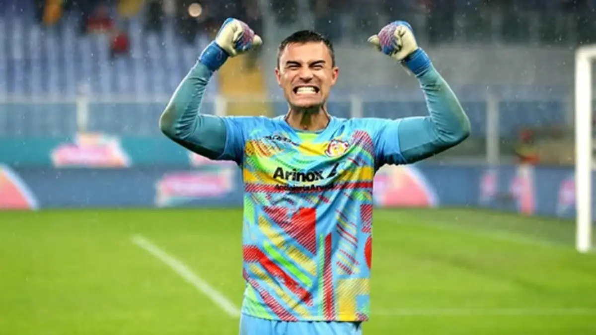 Pemain Pisa dan Lecce berebut bola dalam laga yang memastikan degradasi di Serie A (INSTAGRAM/@emil_audero)