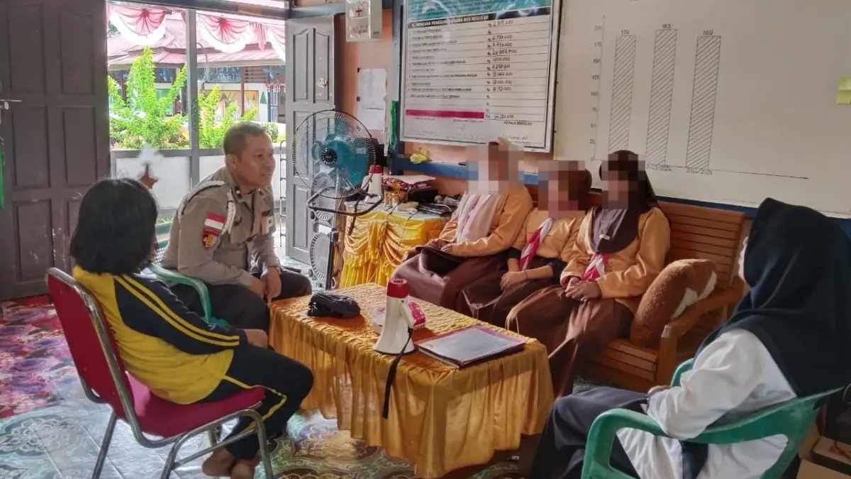 Pihak sekolah telah memanggil siswi yang terlibat untuk dimediasi di ruang guru dengan didampingi Kanit Provos Polsek Pengkadan, Aipda Wagino. (ISTIMEWA)