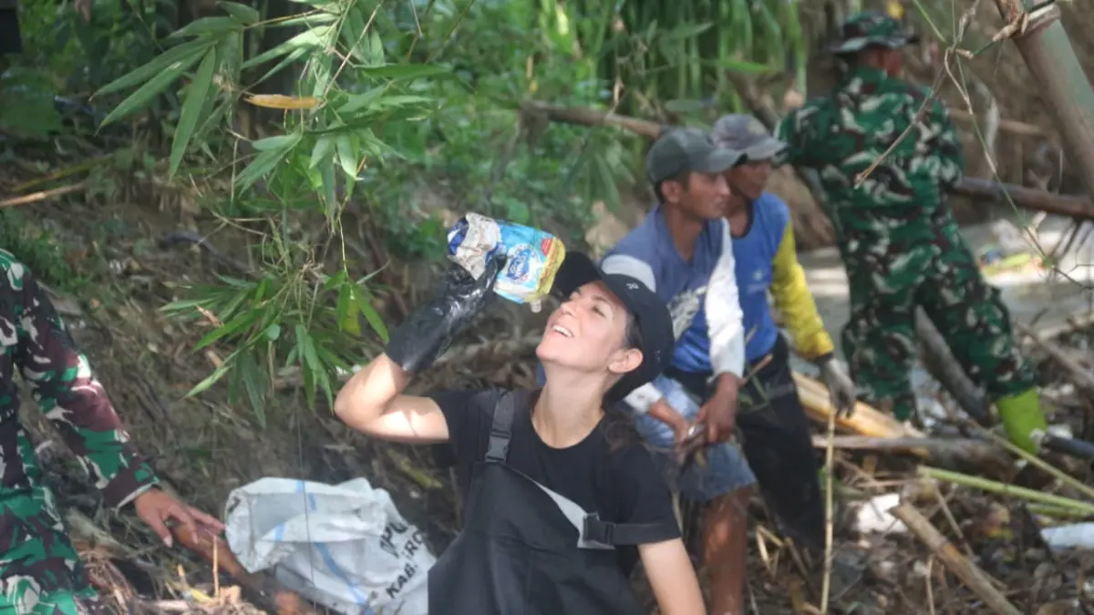 Relawan dan warga bergotong royong membersihkan sampah di aliran Kali Jajar Lama. (Jawa Pos)

&nbsp;