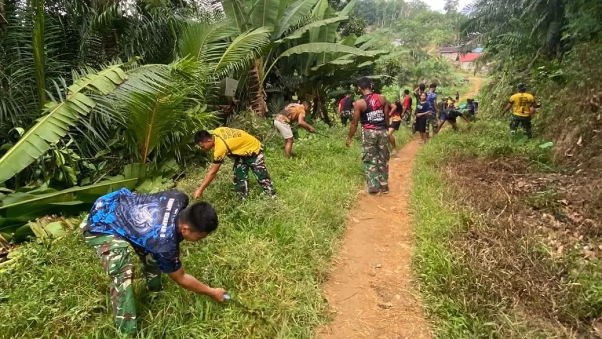  Satgas TMMD ke-128 Kodim 1204/Sanggau bergotong-royong bersama warga melakukan pelebaran dan perbaikan jalan.