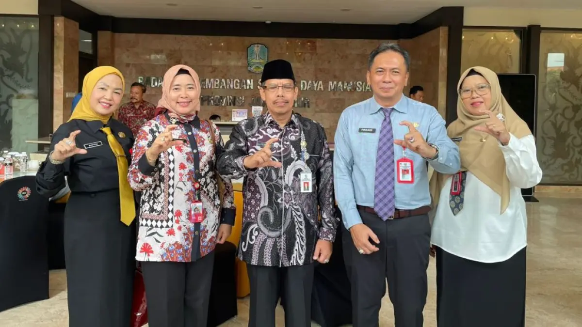 Sekda Ismail foto bersama ketiga pejabat Pemkab Mempawah yang mengikuti Diklatpim.