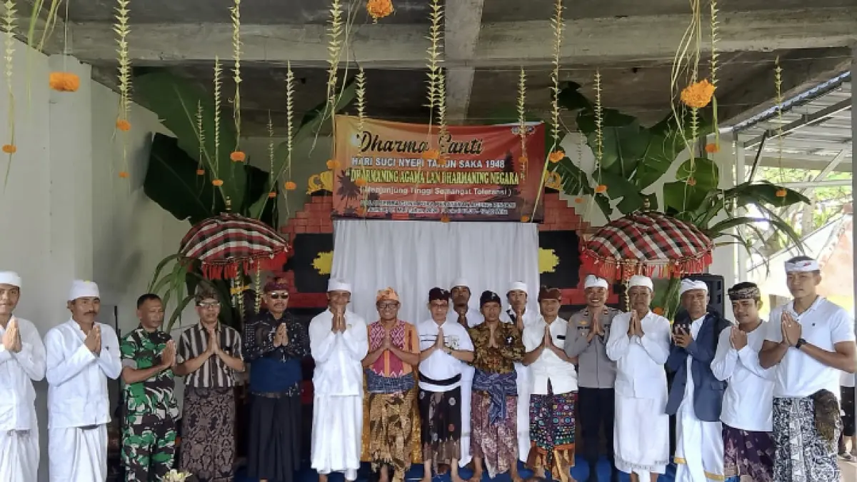 Umat Hindu mengikuti Dharma Santi dengan nuansa kebersamaan di Desa Senaru. (Lombok Post)