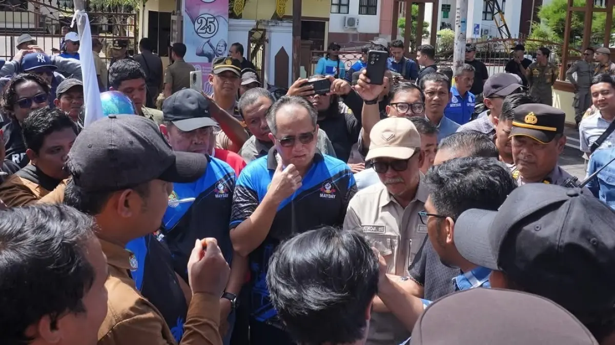 Wakil Ketua DPRD Ketapang, Mateus Yudi, menemui massa di depan Gedung DPRD Ketapang, Jumat (1/5) pagi. (ISTIMEWA)