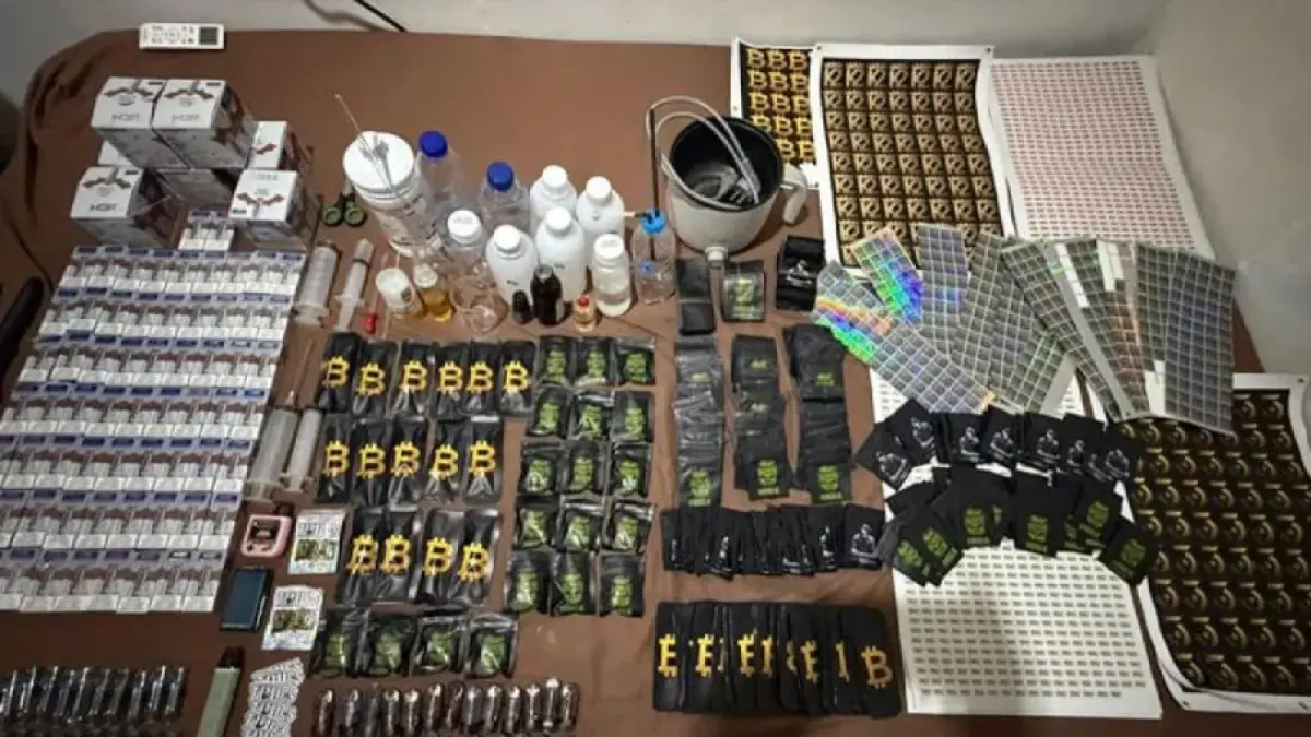 Barang bukti yang diamankan Polda Metro Jaya dalam pengungkapan praktik Clandestine Lab pembuatan Cartridge Vape yang mengandung Narkotika golongan II jenis Etomidate di wilayah Tamansari, Jakarta Barat, Jumat (1/5). (ANTARA)