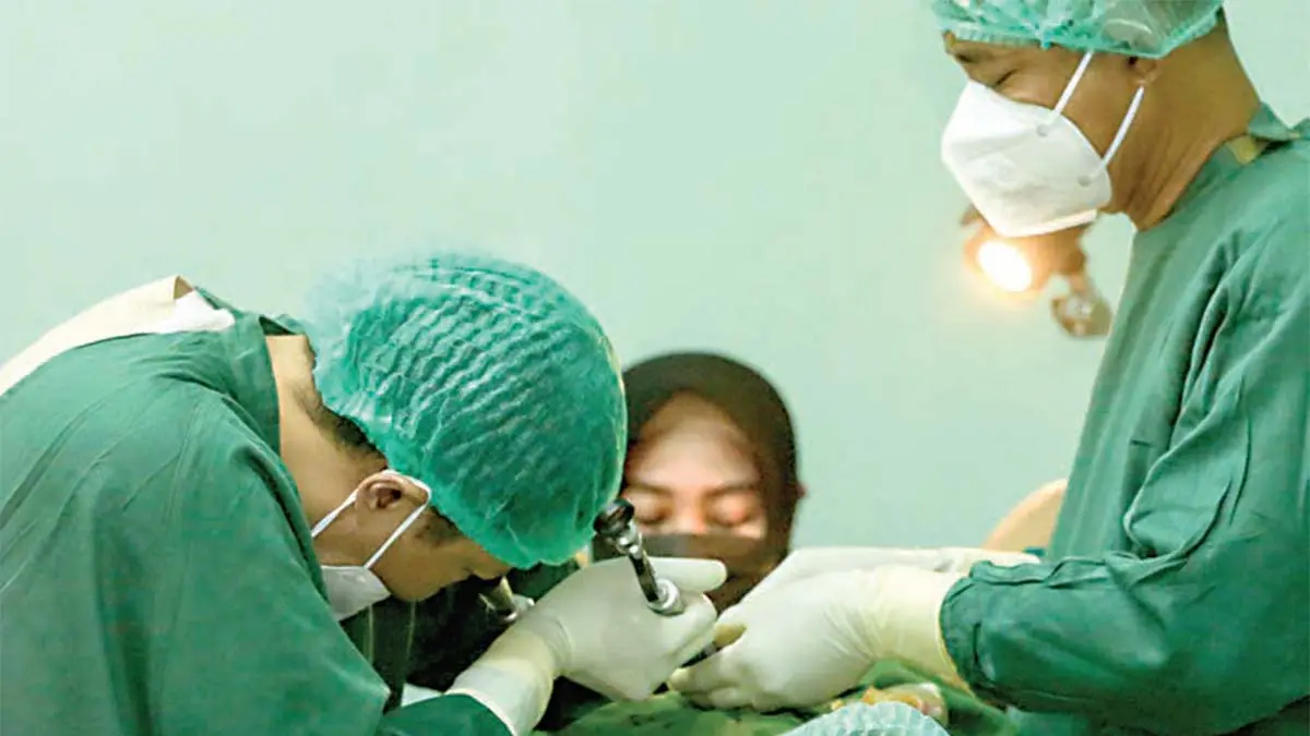 Dokter melakukan tindakan tubektomi pada salah seorang pasien. Masalah kesehatan bisa menjadi alasan untuk menjalani prosedur tersebut. (DOK JAWAPOS)