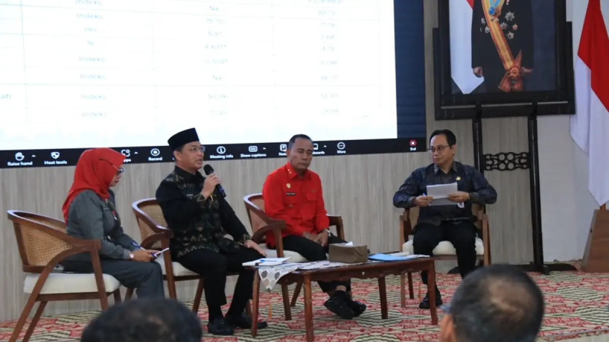 HARDIKNAS: Gubernur Kalbar Ria Norsan bersama Wakil Gubernur Krisantus Kurniawan saat mengikuti talkshow dalam rangka peringatan Hari Pendidikan Nasional (Hardiknas) 2026. / ADPIM PEMPROV KALBAR

&nbsp;