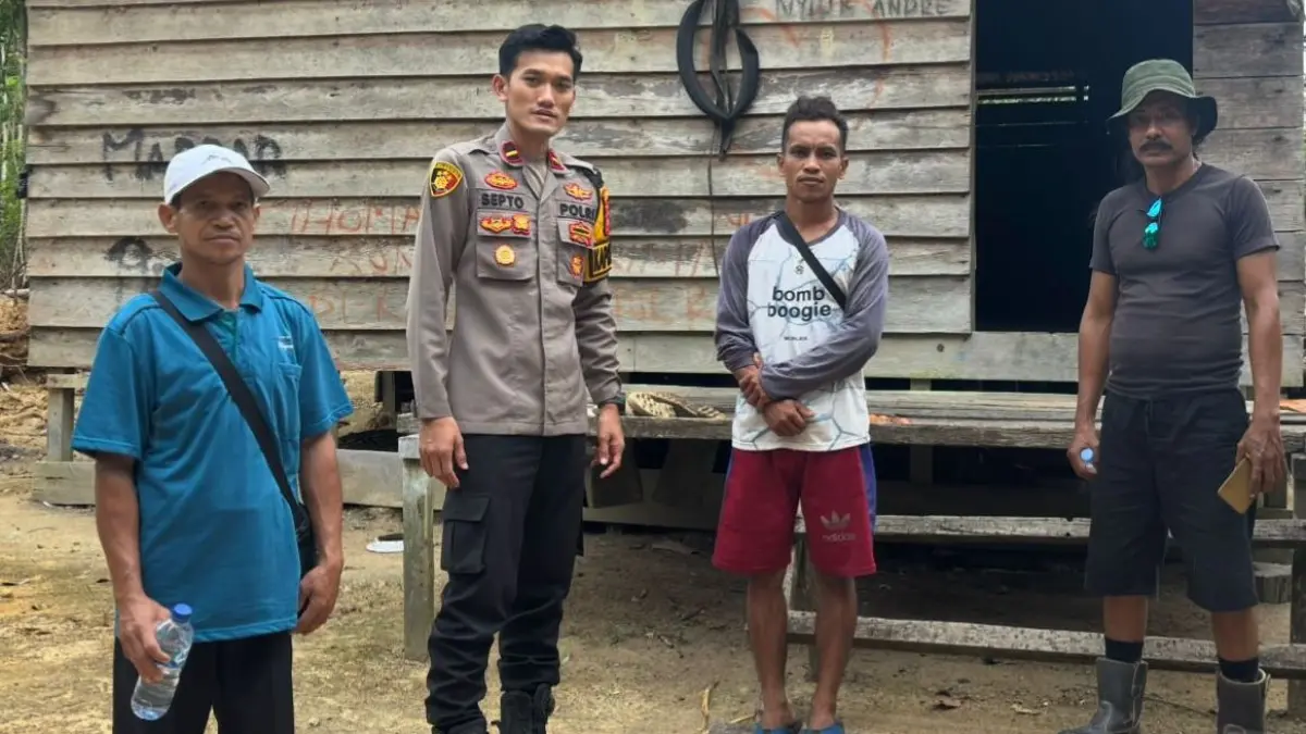 Kapolsek Marau bersama personel berdialog dengan warga saat patroli di Desa Air Upas, upaya meredam keresahan pasca insiden pembakaran.