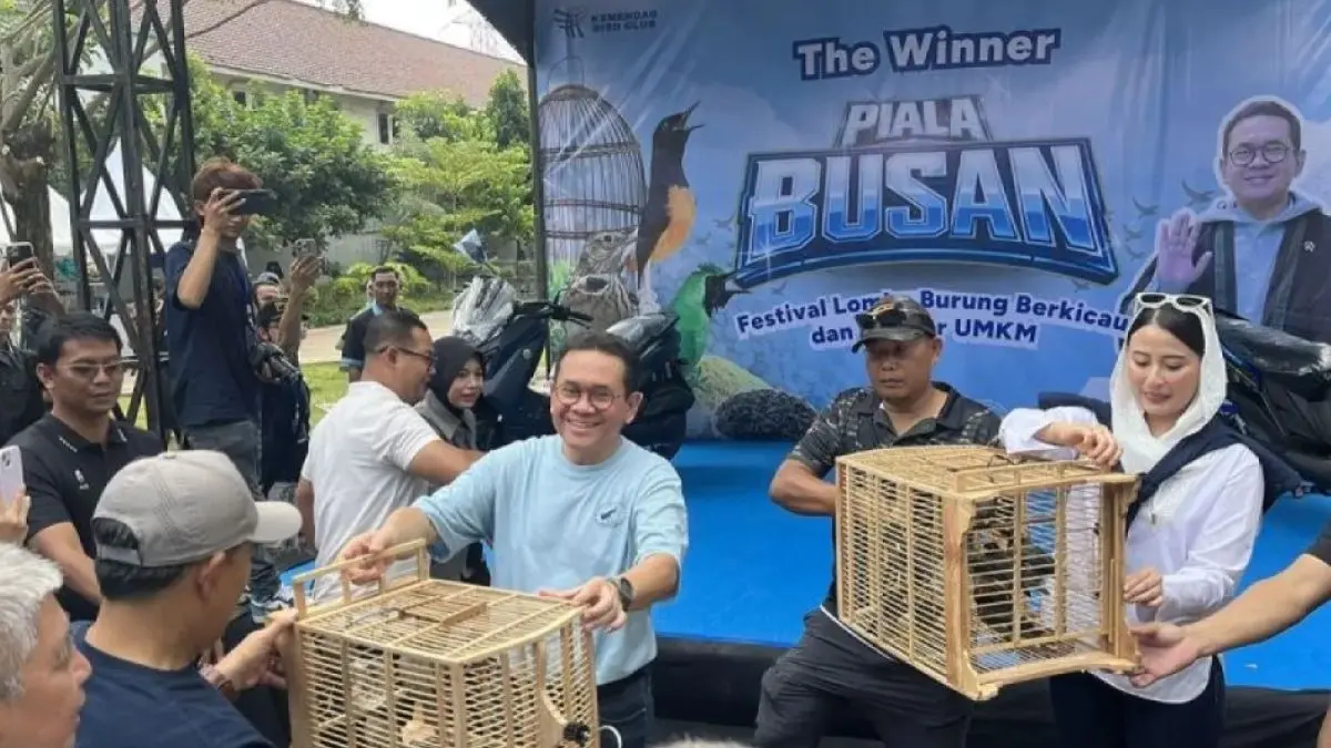 Menteri Perdagangan (Mendag) Budi Santoso (kiri) bersama Wakil Menteri Perdagangan (Wamendag) Dyah Roro Esti (kanan) usia membuka Festival Lomba Burung Berkicau dan Kuliner UMKM di Jakarta, Minggu (3/5). (ANTARA).