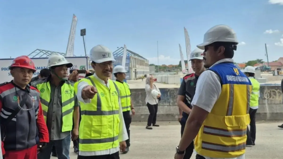 Menteri Sosial (Mensos) Saifullah Yusuf atau Gus Ipul saat meninjau perkembangan pembangunan Sekolah Rakyat di Surabaya, Jawa Timur, Minggu (3/5). (ANTARA)