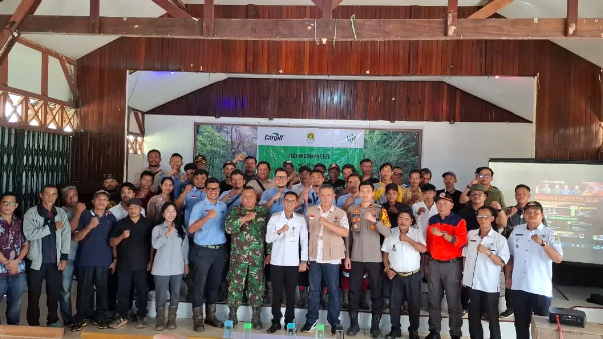 Peserta pelatihan Dalkarhutla berbasis komunitas mengikuti simulasi penanganan kebakaran hutan dan lahan di Kecamatan Air Upas, Ketapang.