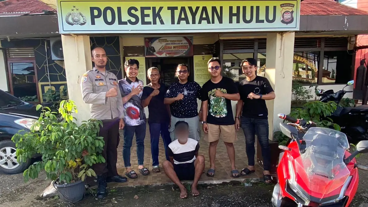 Petugas TRC Polsek Tayan Hulu mengamankan terduga pelaku penggelapan motor di kawasan Simpang 3 Sosok, Sabtu (2/5).