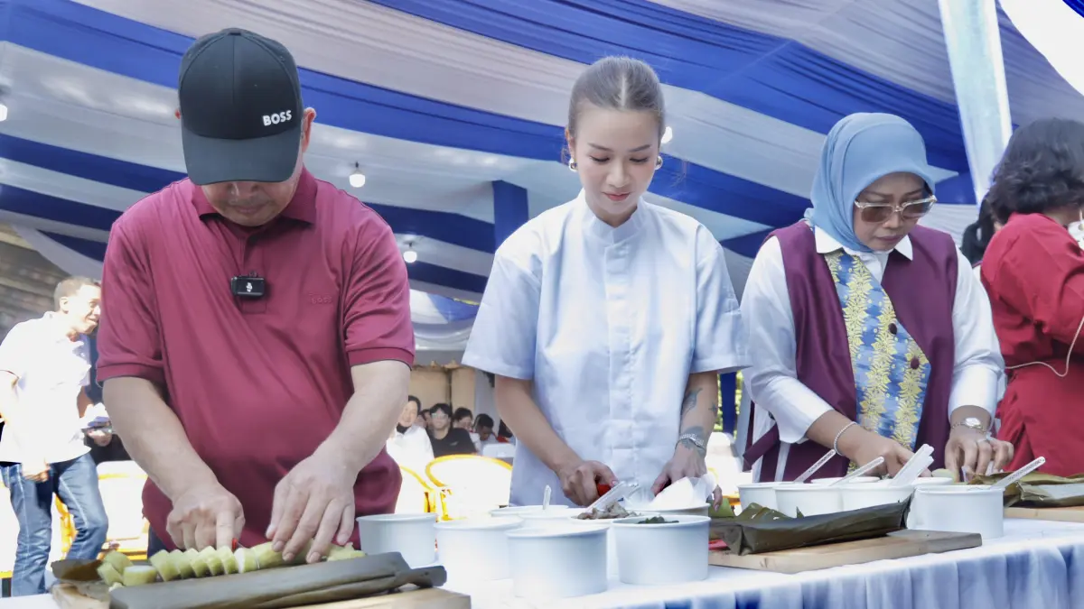 POTONG LONTONG: Gubernur Kalbar Ria Norsan bersama Ketua TP PKK Erlina dan Chef Stephanie Meyerson memotong lontong Sukadana pada puncak Kalbar Food Festival 2026 di halaman Ayani Megamall, Pontianak, Minggu (3/5). /IST
