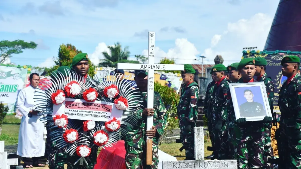 Praka (Anumerta) Aprianus dimakamkan secara militer di Taman Makam Pahlawan Syuhada Pertiwi, Sintang, Sabtu (2/5/2026), setelah gugur dalam tugas negara di Papua.