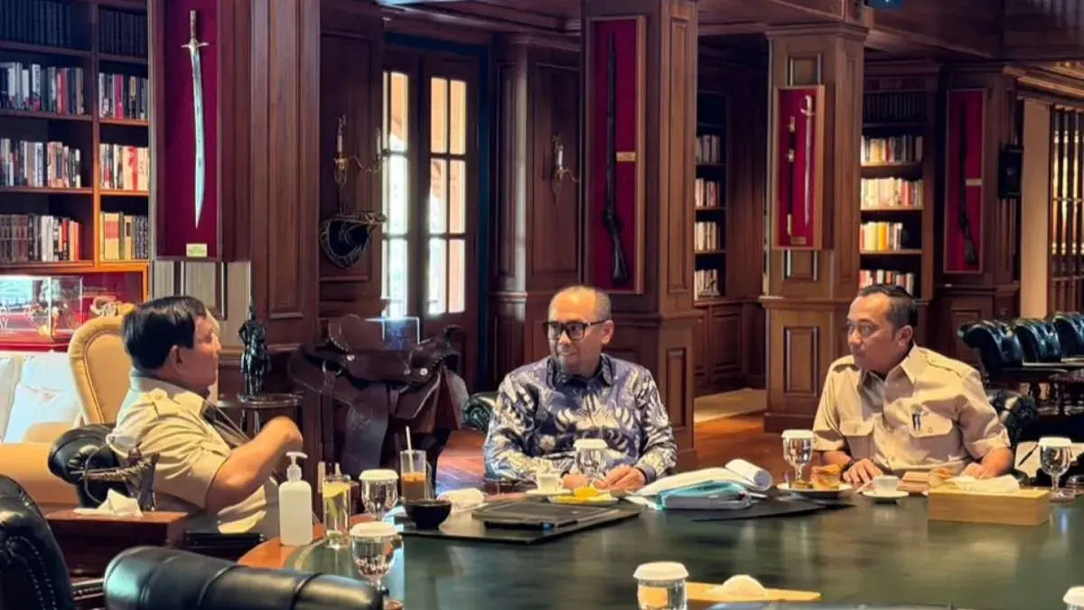Presiden Prabowo Subianto melakukan pertemuan bersama Ketua Pusat Pelaporan dan Analisis Transaksi Keuangan (PPATK) Ivan Yustiavandana di Hambalang, Jawa Barat, Minggu (3/5/2026). ANTARA/HO-Sekretariat Kabinet