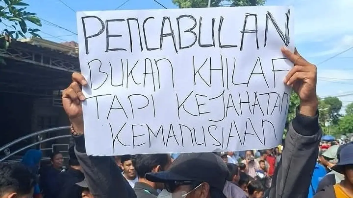 Warga menggelar aksi unjuk rasa menuntut penegakan hukum atas dugaan pelecehan seksual di Pondok Pesantren Ndholo Kusumo, Pati. /FOTO: ANDRE FAIDHIL FALAH/RADAR KUDUS

