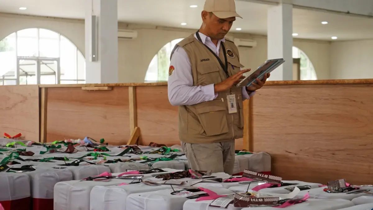 Petugas melakukan pendataan koper calon jamaah haji yang tiba di Asrama Haji, Senin(4/5).Proses kedatangan koper dilakukan secara bertahap dengan sistem manajemen logistik yang terintegrasi guna memastikan keamanan dan ketertiban barang milik jemaah. (HARYADI/PONTIANAK POST)