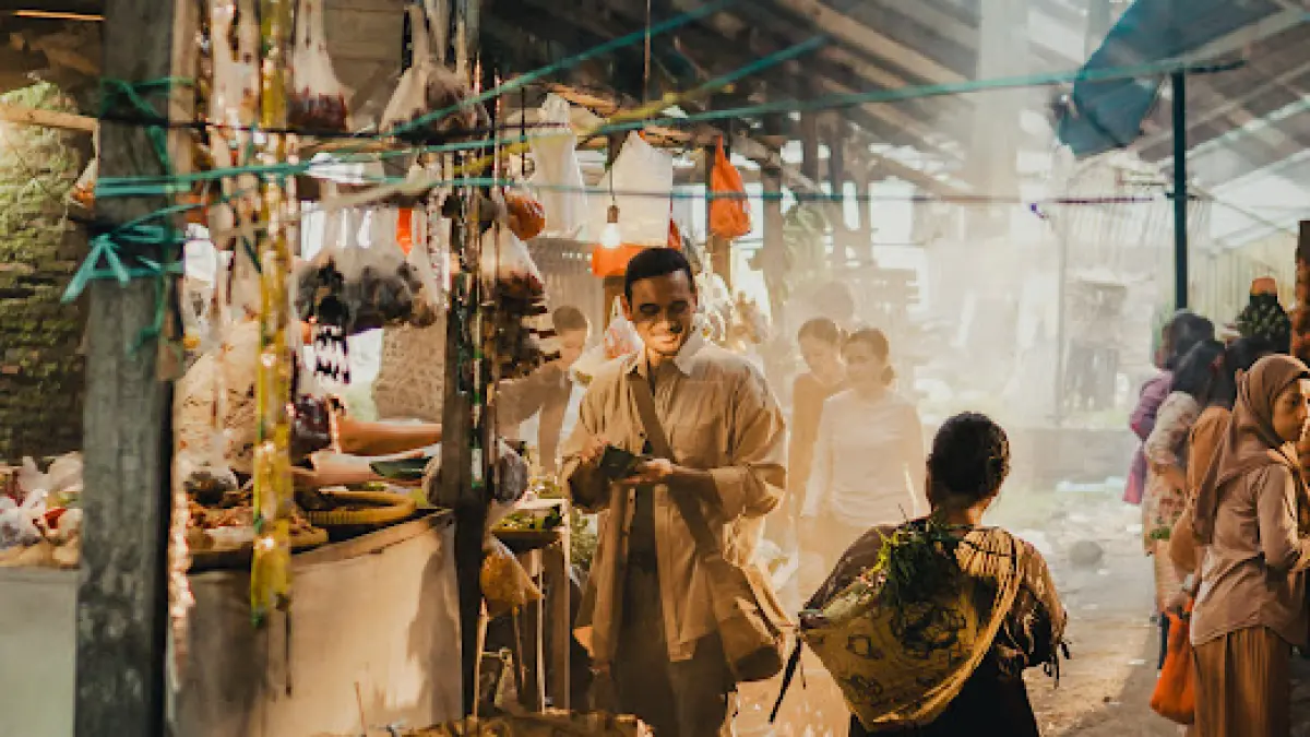 Adegan dalam film pendek “Sepenuhnya Indonesia” episode kedua yang menampilkan interaksi hangat dan sederhana sebagai cerminan nilai gotong royong masyarakat Indonesia.