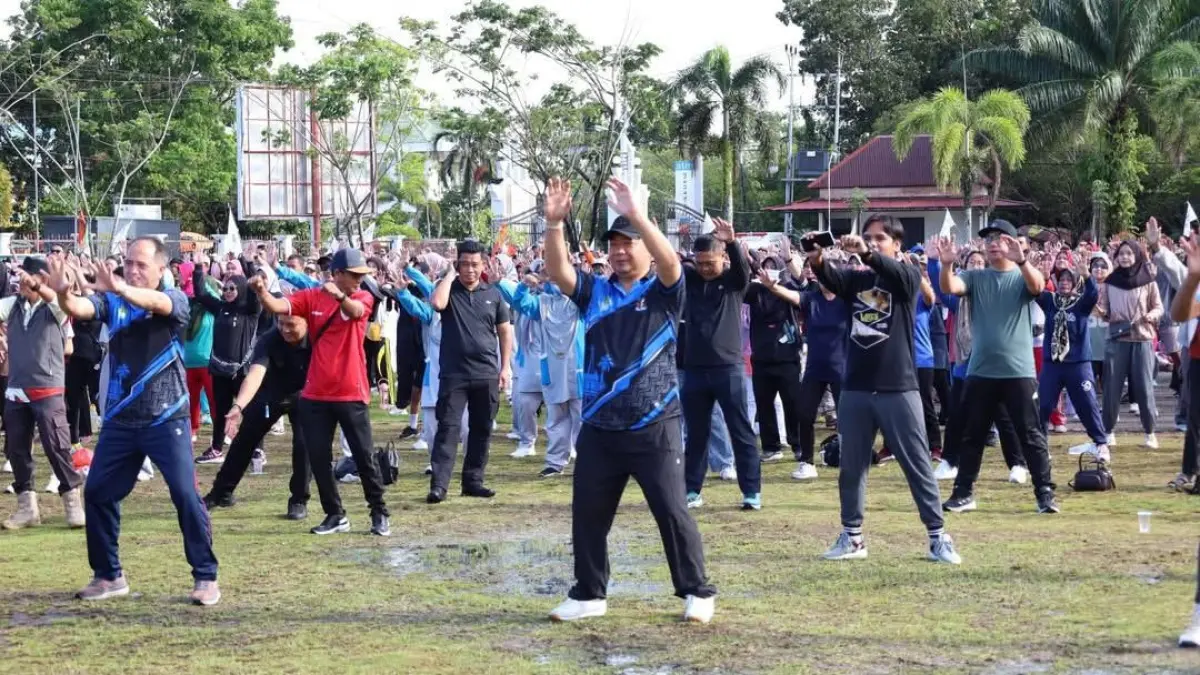 Bupati Ketapang, Alexander Wilyo, mengikuti senam sehat dalam rangka memperingati May Day 2026, Jumat (1/5).